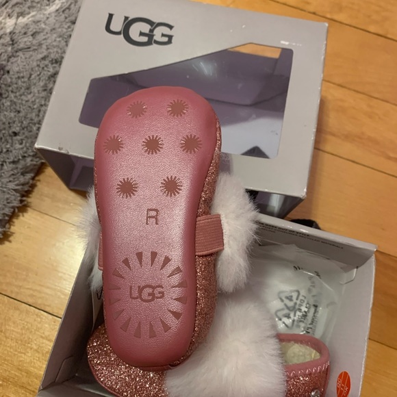 Baby ugg slippers - Picture 3 of 4